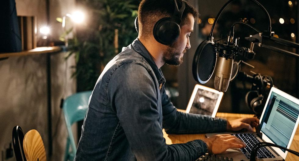 Aunque se puede empezar a hacer un podcast solo con el smartphone, la idea es darle mayor calidad a través de la mejora de los aparatos utilizados. (Foto: iStock)