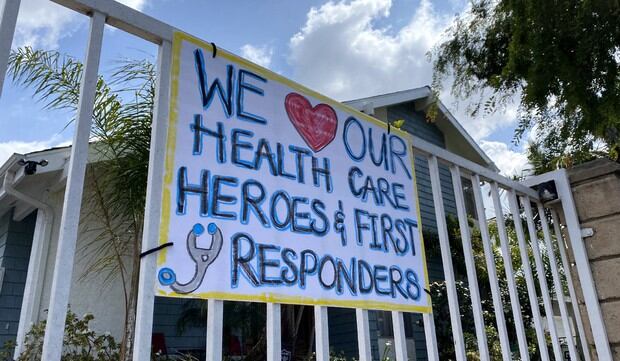 Un mensaje de agradecimiento para los trabajadores médicos se muestra en la puerta de una casa en Culver City, California. (Foto: AFP/Chris Delmas)