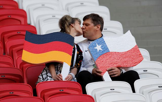 Un mensaje de amor antes del partido entre chilenos y alemanes. (Foto: AFP/Reuters)
