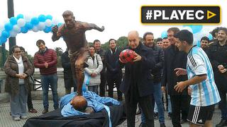 Con estatua como homenaje piden a Messi no dejar la albiceleste