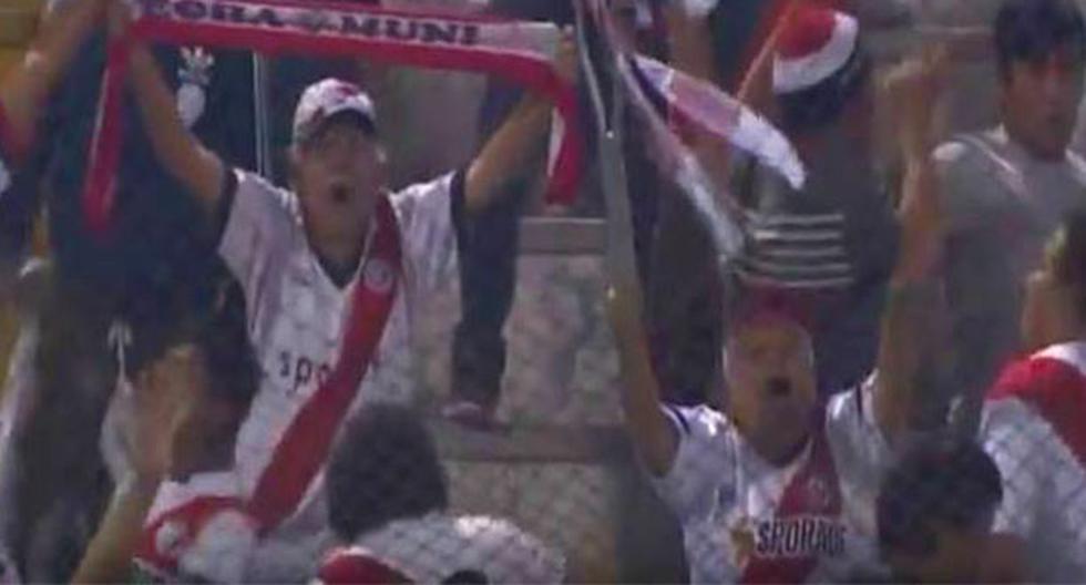 Hinchas de Municipal desataron su euforia tras el gol de Maxi Velasco en el minuto 92. (Foto: Captura)