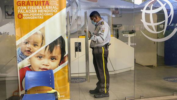 Un guardia de seguridad se encuentra en la oficina de la ONG Operación Sonrisa, una de las 25 ONG declaradas ilegales por el Parlamento de Nicaragua en Managua, el 17 de marzo de 2022. (Foto por AFP)