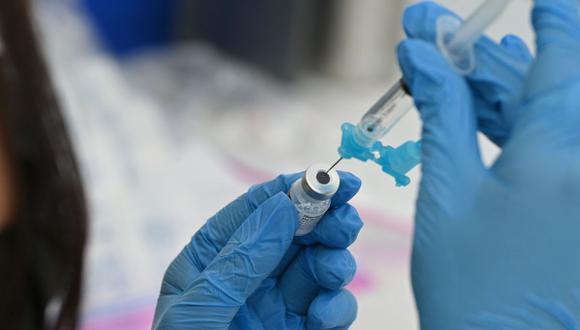 El pasado 19 de agosto, el ministro de Salud, Hernando Cevallos, indicó que la vacunación contra el coronavirus (COVID-19) a los profesores de zonas urbanas se iniciará en octubre. (Foto: Robyn Beck / AFP).