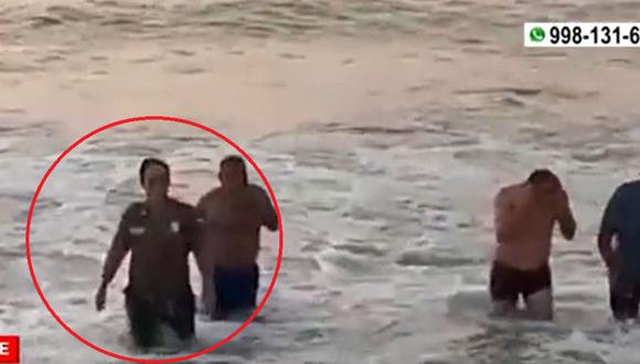 La nueva jefa de la División Policial de Chimbote ingresó al mar uniformada para salvar la vida de tres bañistas | Captura de video / América TV
