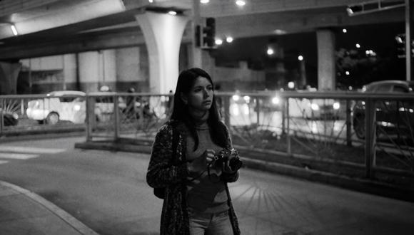 Maritza Sáenz interpreta a Mel, una fotógrafa que usa su cámara analógica para retratar árboles, cuartos de hoteles usados después de encuentros sexuales y las calles de la ciudad de Trujillo.  (Foto: CCPUCP)