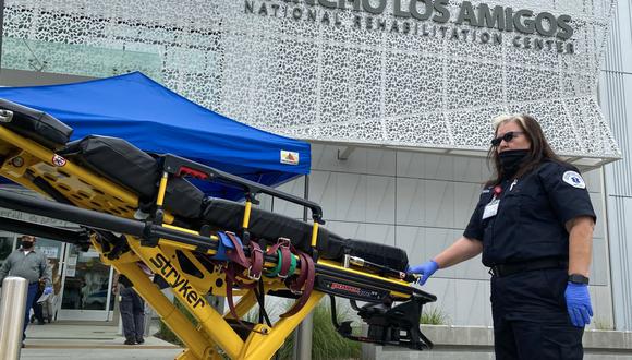 La técnica médica de emergencia (EMT) Yvonne Estrada se prepara para recoger a un paciente el 20 de abril de 2020 en Los Ángeles, California. (Foto de VALERIE MACON / AFP).