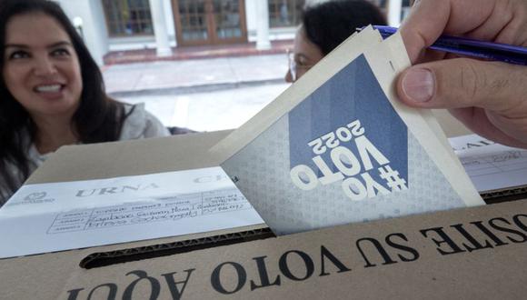 Los colombianos votan en el extranjero durante la primera vuelta de las elecciones presidenciales en un colegio electoral de Miami, Florida, EE.UU.