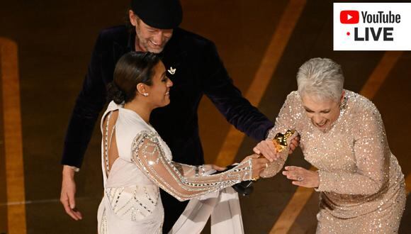 El premio a Jamie Lee Curtis fue presentado por Ariana DeBose y el actor sordo Troy Kotsur.