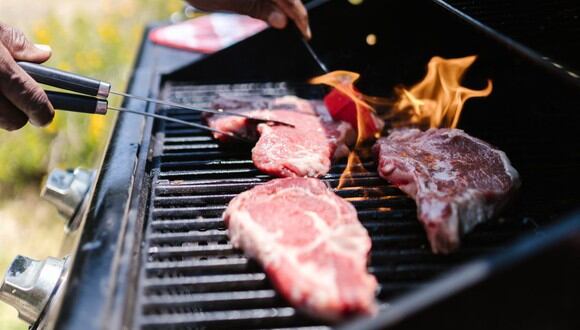 El truco está en no salar las carnes antes, sino durante y después de la cocción. (Foto: Pexels)
