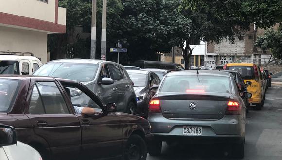 Conductores se encuentran atrapados en el tráfico generado en varias vías del distrito de Chorrillos. (Foto: Difusión)