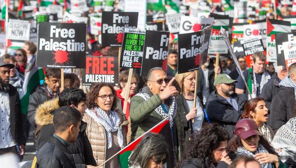 Manifestantes pro-palestinos llevan pancartas durante una "marcha Nacional por Palestina" en el centro de Londres, Gran Bretaña, 09 de marzo de 2024. EFE/EPA/TAYFUN SALCI