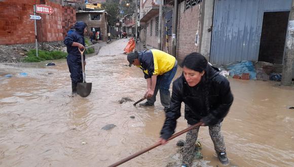 Los habitantes de los inmuebles afectados realizaron arduos trabajos de limpieza apoyados con equipos de construcción, a fin de evitar que la corriente de agua vuelva a ingresar a sus hogares (Foto: COER)