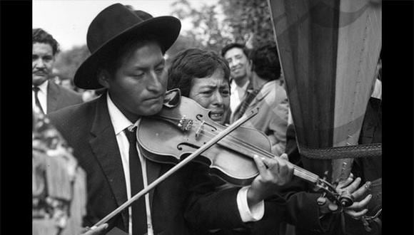 Un joven M&aacute;ximo Dami&aacute;n toca el viol&iacute;n en el velorio de su gran amigo Jos&eacute; Mar&iacute;a Arguedas. (Foto: Archivo Hist&oacute;rico El Comercio)