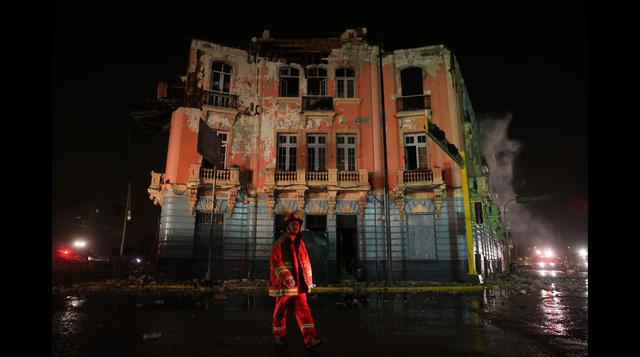 Incendio en plaza Dos de Mayo dejó en ruinas histórica casona - 2
