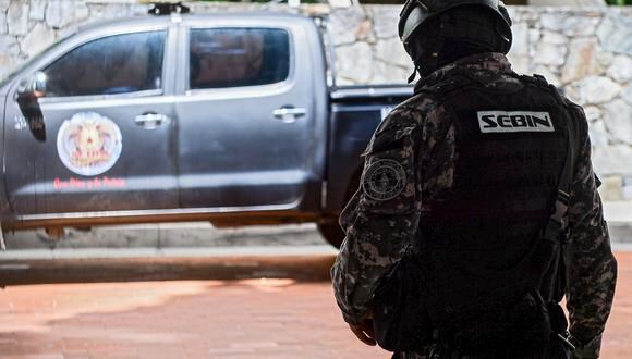 Miembros del Servicio Bolivariano de Inteligencia Nacional (SEBIN) hacen guardia frente a la casa del alcalde de Caracas, Antonio Ledezma, en Caracas el 17 de noviembre 2017. (Foto: FEDERICO PARRA / AFP)