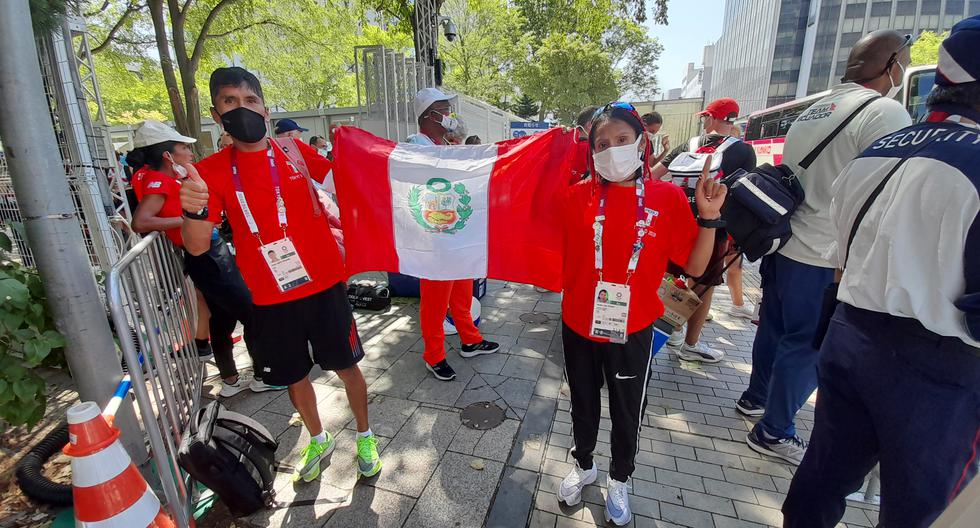 Gladys Tejeda junto a su entrenador Waldir Ureta. (Foto: Christian Cruz Valdivia, enviado especial El Comercio)