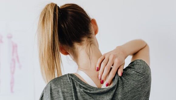 Una mujer quejándose de un dolor de espalda. | Imagen referencial: Pexels