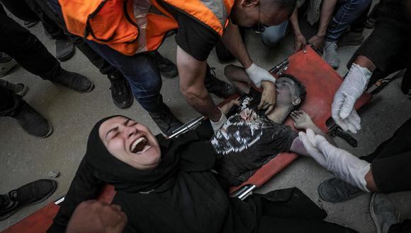 Una madre palestina llora cerca del cuerpo de su hijo tendido en una camilla, tras un ataque aéreo israelí en el campo de refugiados de Al Nuseirat, en el centro de la Franja de Gaza, el 14 de mayo de 2024. (Foto de EFE/EPA/MOHAMMED SABER)