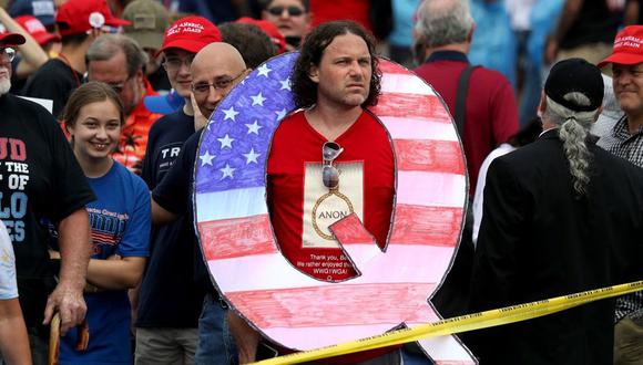 Un seguidor de QAnon en uno de los mitines de Donald Trump. Ellos creen en una teoría de la conspiración que considera a Trump su salvador. (Getty Images)