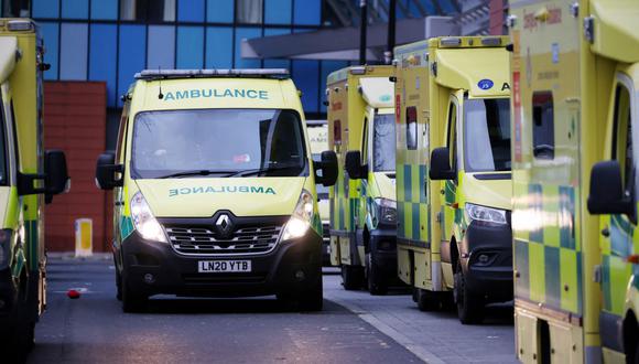 Una ambulancia llega al hospital Royal London en Londres, Inglaterra, el 28 de diciembre de 2021, en pleno auge de la pandemia de coronavirus. (Hollie Adams / AFP).