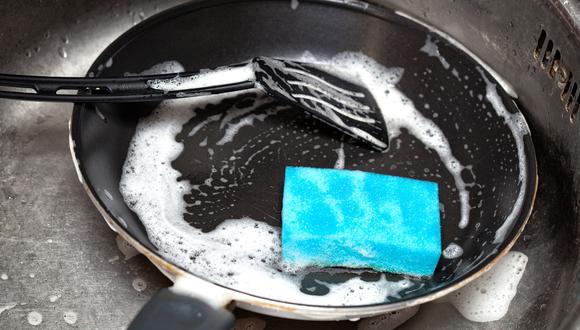 Evita utilizar utensilios met&aacute;licos para cocinar, ya que da&ntilde;an la superficie de las sartenes. (Foto:Shutterstock)