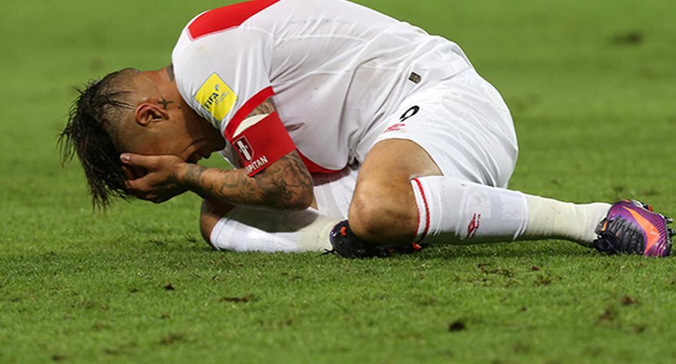 Paolo Guerrero sufrió un duro golpe en el ojo y el médico de la Selección Peruana ya lo revisó. (Foto: EFE)