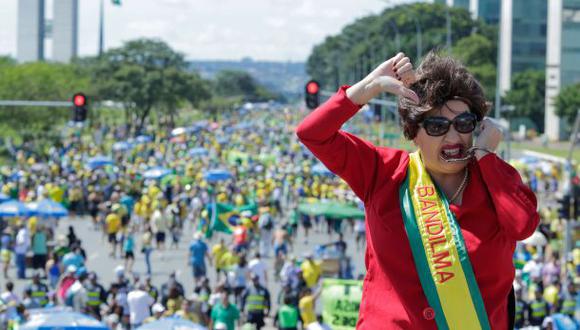 Brasil: Miles toman las calles en protesta contra Rousseff