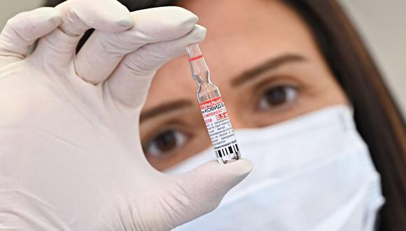 Una médica sostiene un frasco de la segunda dosis de la vacuna rusa Sputnik V Covid-19 durante una campaña de vacunación en el Hospital Estatal de Cailungo, San Marino. (Foto de Andreas SOLARO / AFP).