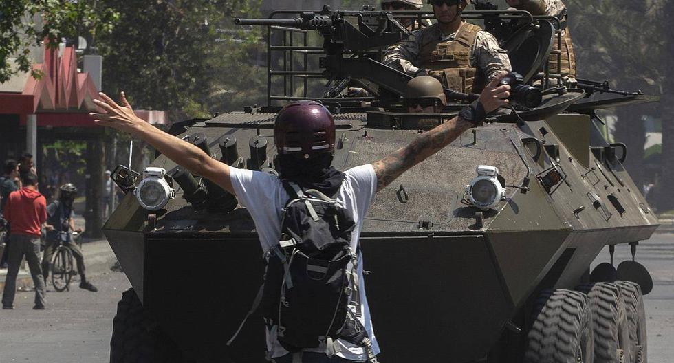 Protestas en Chile: los tanques volvieron a las calles en un fin de semana que hizo recordar el golpe de Estado de 1973. (Foto: CLAUDIO REYES / AFP)