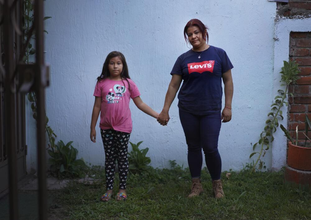 Zuleyma Beltrán photographed with her eight-year-old daughter at the headquarters of the Mujeres Libres organization in San Salvador.