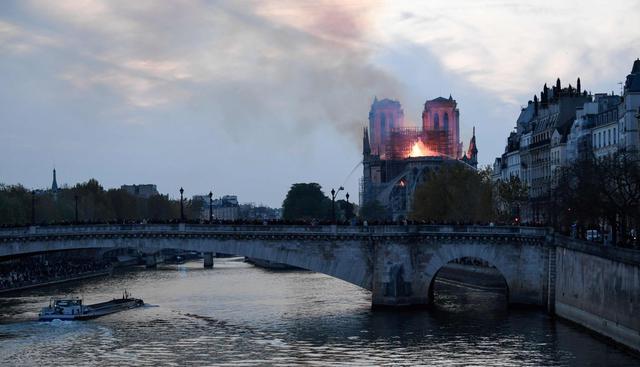 Se quemó el mítico "bosque" de madera, para cuya construcción había sido necesario talar toda una arboleda de más de mil robles y que durante siglos había escapado a las llamas. (Foto: AFP)
