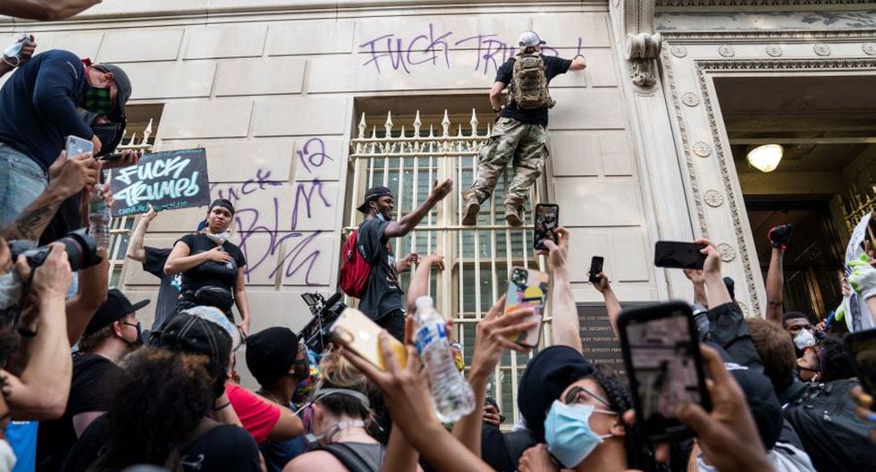Los manifestantes pintan con aerosol el Anexo del Tesoro de los Estados Unidos después de que agentes del Servicio Secreto arrestaron a un manifestante y lo llevaron al edificio. (Foto:  EFE / EPA / JIM LO SCALZO).