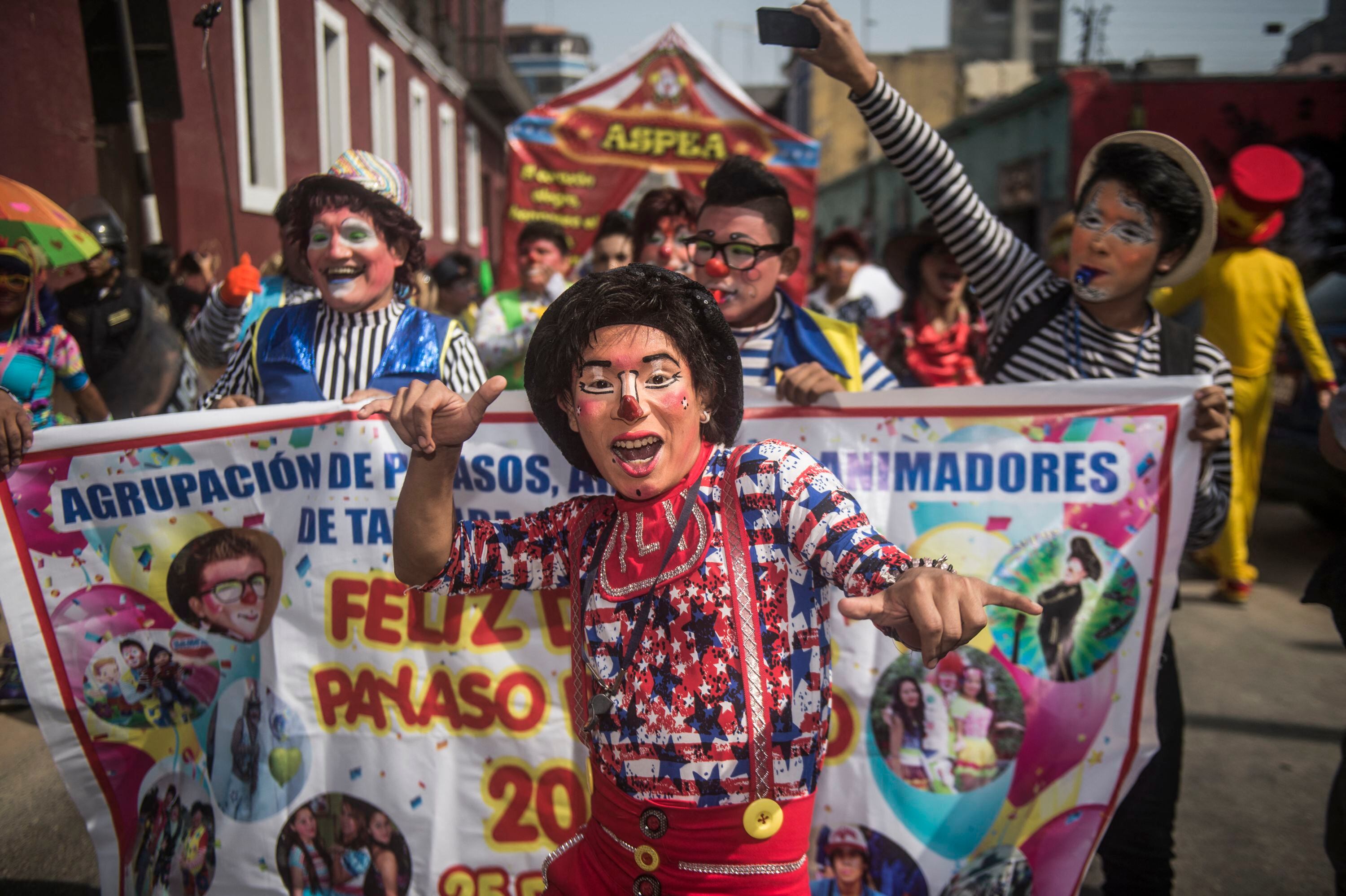 Los payasos forman parte de un gremio organizado que suele marchar cada 25 de mayo por las calles de la ciudad. (Photo by ERNESTO BENAVIDES / AFP)