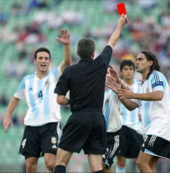 Messi saliendo en defensa de Lionel Messi tras recibir la tarjeta roja. (Foto: Agencias)