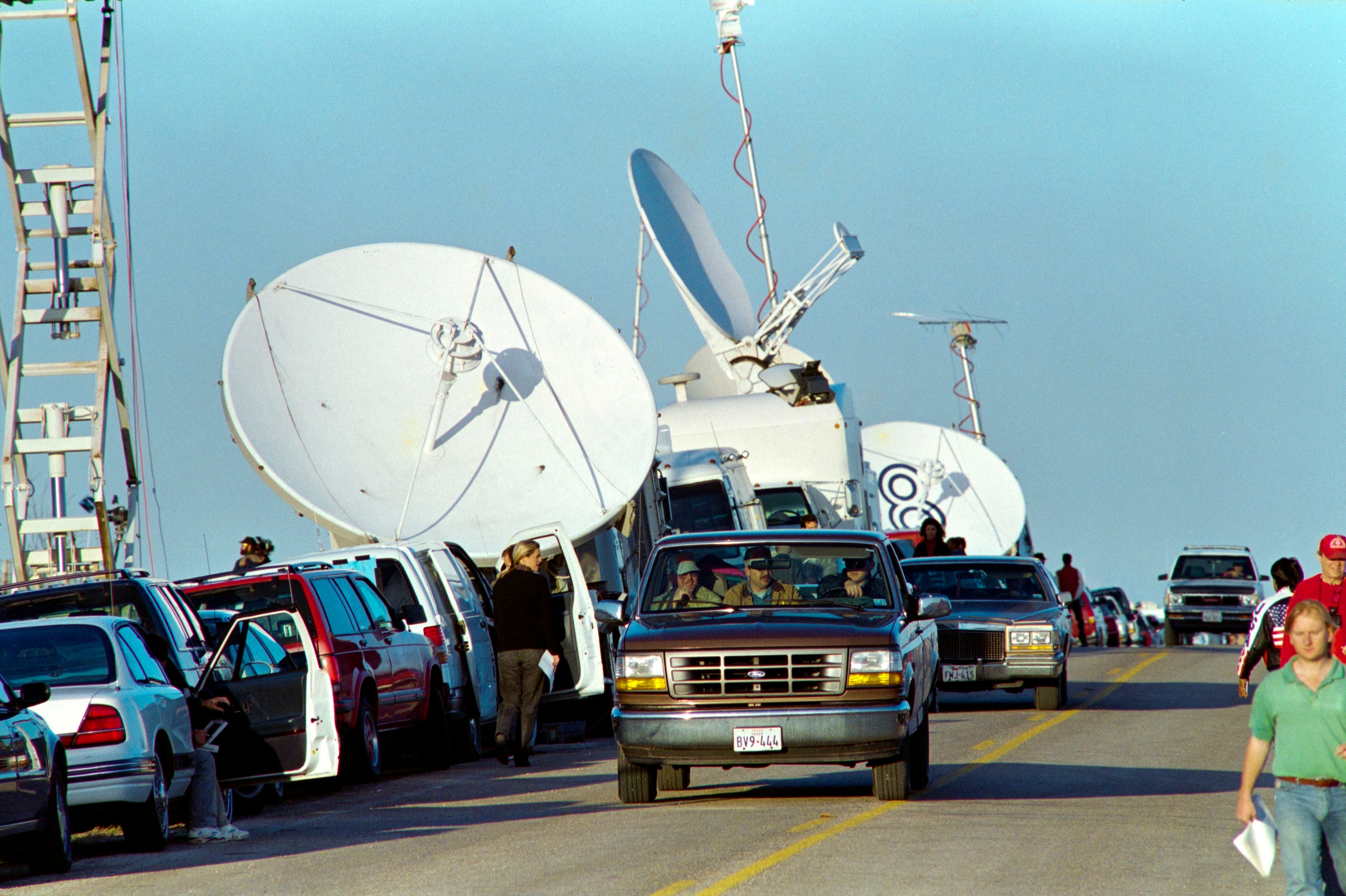 Satellite television and media vehicles line the highway on March 12, 1993 near the Branch Davidian religious complex.  (Photo by BOB DAEMMRICH / AFP).