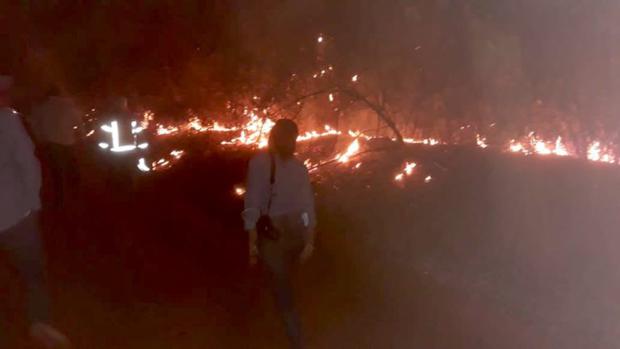 El fuego pasó hacia la serranía del Valle de Tucabaca y por ahora las llamas están controladas, aunque no se apagaron en su totalidad. Foto: Edmundo Barba.