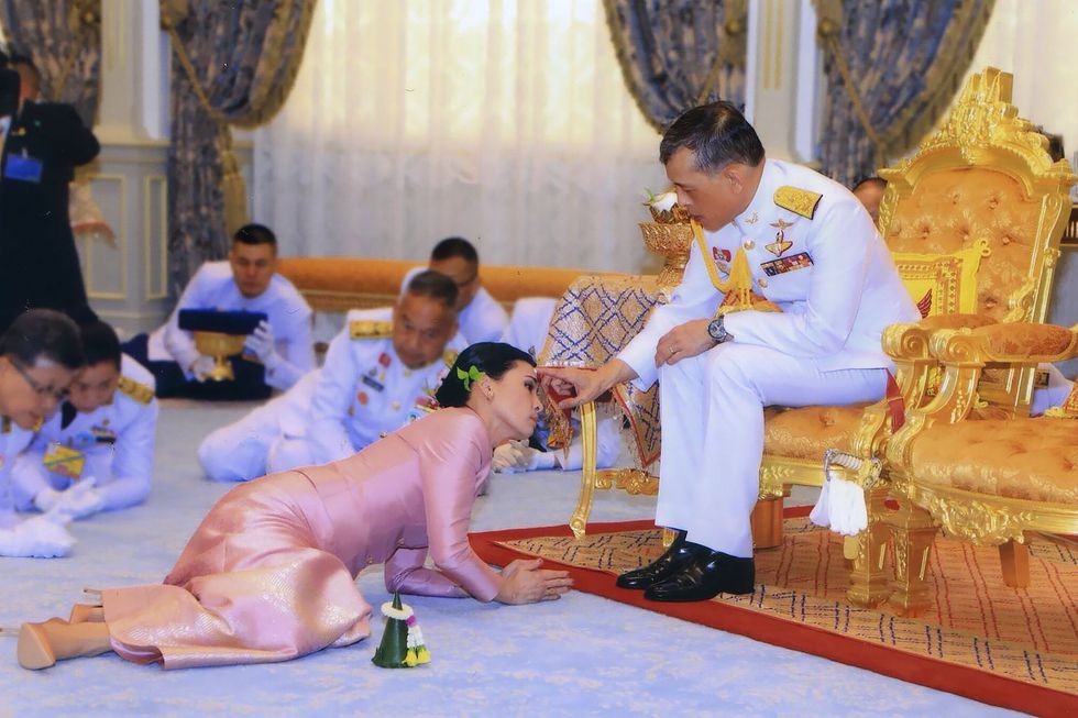 El rey Maha Vajiralongkorn y la reina Suthida en una imagen del 1 de mayo del año pasado. (AFP / Thai Royal Household Bureau / Handout).