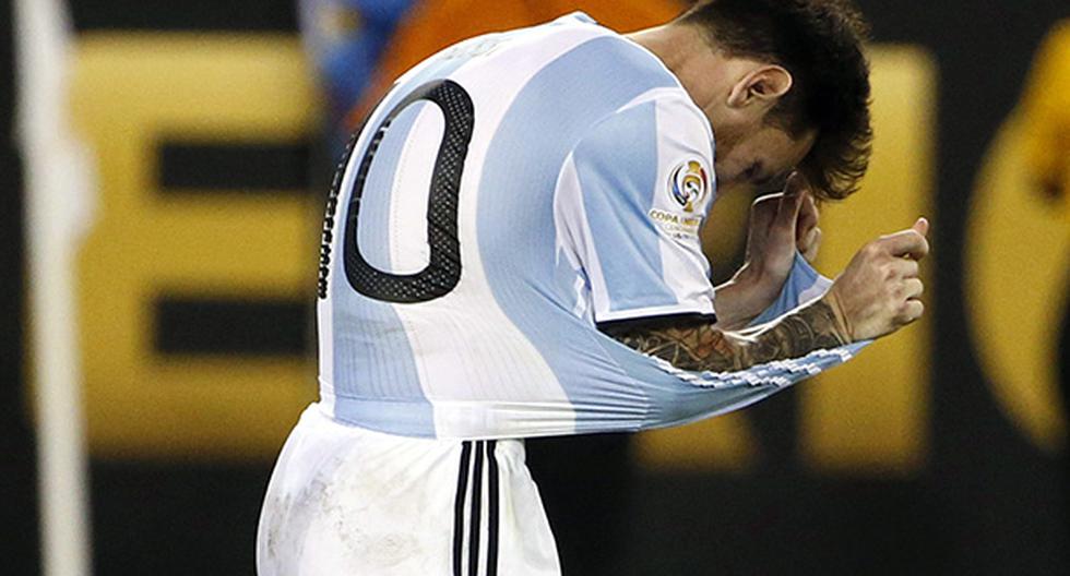 Lionel Messi se retiró devastado del estadio y recibió un abrazo emotivo. (Foto: EFE)