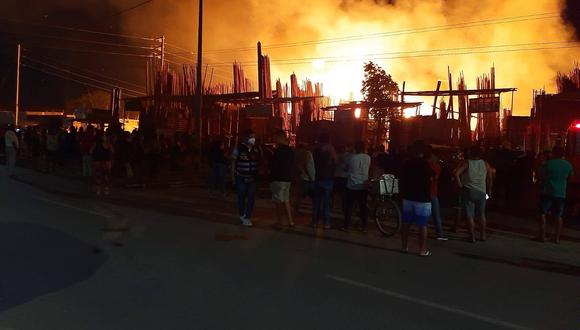 Incendio afecto varios locales destinados a la venta de madera en Sullana. (Foto: Municipalidad Provincial de Sullana)