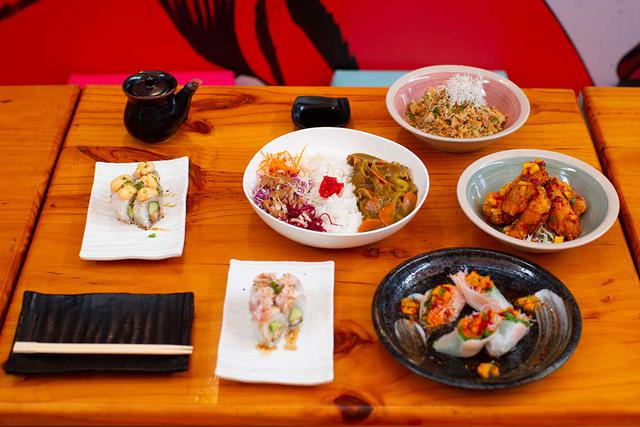 Gohan ofrece comida asiática de callejera: japonesa, taiwanesa y coreana, siempre con toques de fusión peruana.