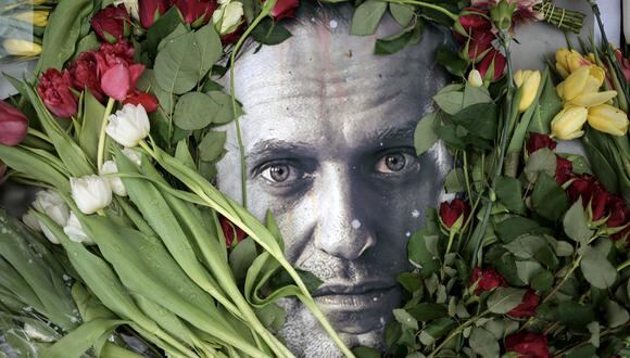 Flores colocadas alrededor de un retrato del difunto líder de la oposición de Rusia Alexei Navalny en un monumento improvisado frente al antiguo consulado ruso en Frankfurt, Alemania, el 19 de febrero de 2024. (Foto de AFP).