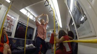 Facebook: joven baila en tren y pasajeros se unen (VIDEO)