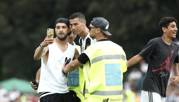 Cristiano Ronaldo fue uno de los protagonistas en la victoria 4-0 de la Juventus al equipo 'B' del club. Durante el encuentro, un hincha invadió el campo para robarle una foto al crack portugués (Foto: ESPN)