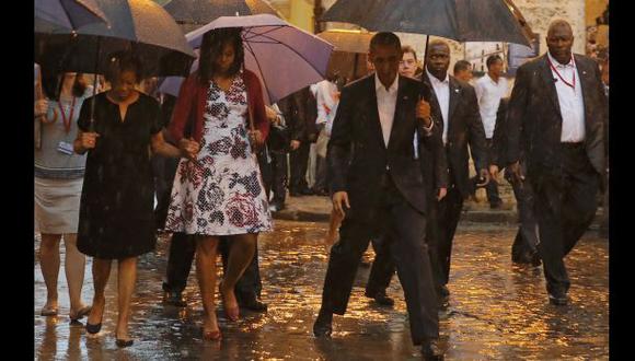 Obama y su familia pasean bajo la lluvia por La Habana Vieja