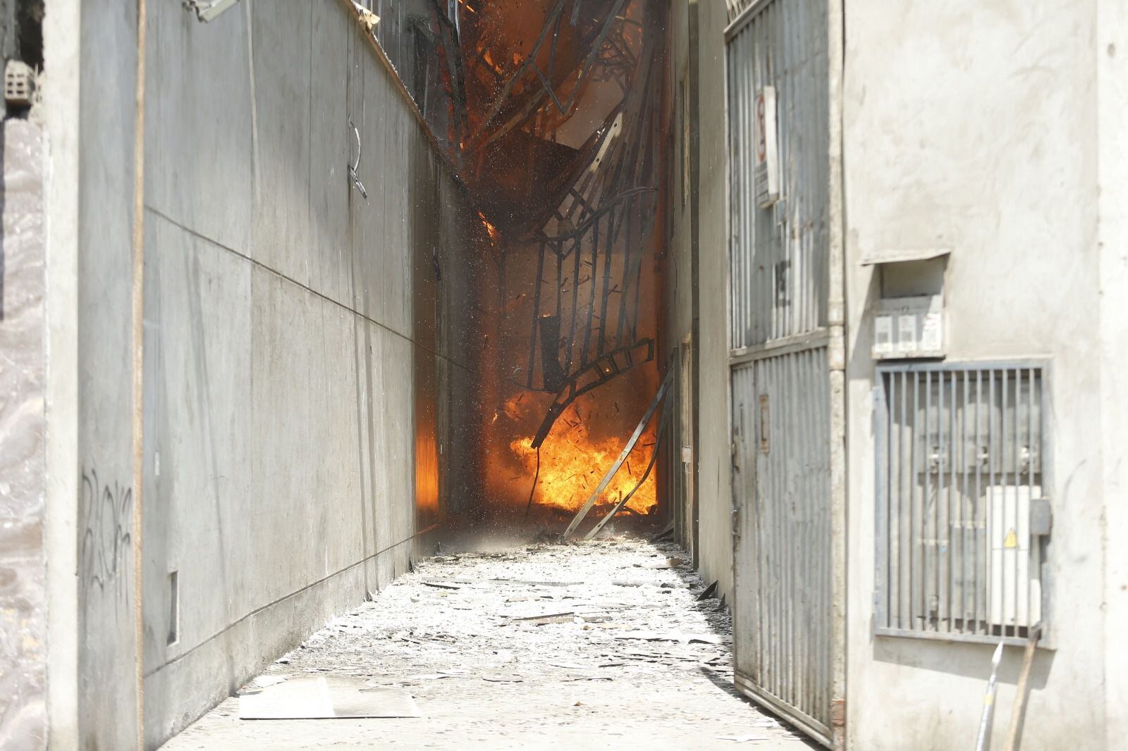 Fuego se inició en un edificio que era un depósito de ceras y plástico. (Foto: Josep Ángeles / @photo.gec)