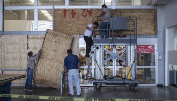 Los residentes comenzaron a hacer preparativos para la llegada del huracán Grace. (Foto: AP / Félix Márquez)