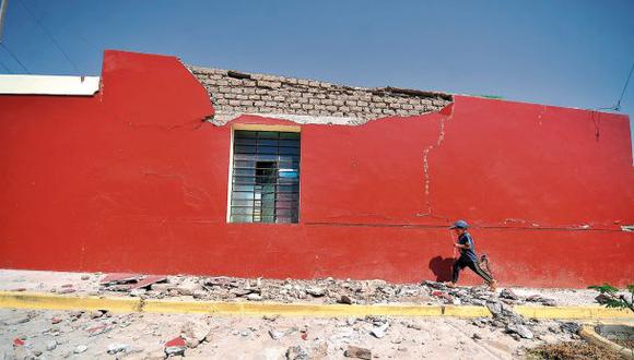 Al menos 171 viviendas colapsaron y quedaron inhabitables tras el sismo ocurrido hoy, como este inmueble ubicado en el distrito de Acarí (Foto: Reuters)