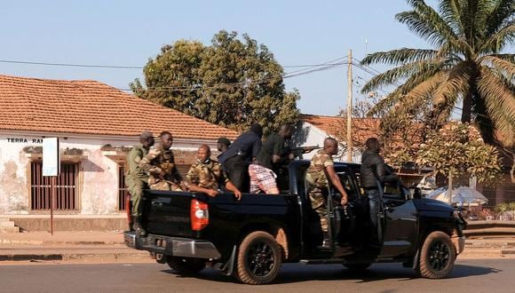 Militares recorren las calles de la capital, Bissau, durante el intento de golpe de Estado en contra de Sissoko. Los enfrentamientos habrían durado alrededor de cinco horas y dejado "varios muertos", según el mandatario. (Foto: Reuters)