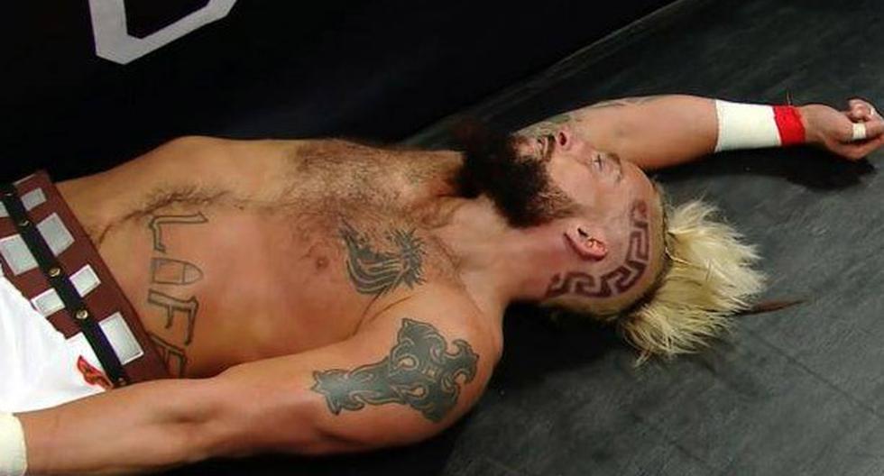 Enzo Amore sufrió un fuerte golpe en la cabeza y tuvo que ser atendido de emergencia por los paramédicos. (Foto: Captura)