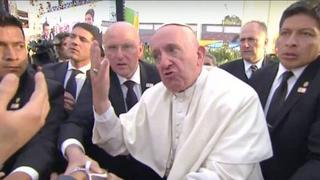 El Papa se molesta al ser jaloneado por fieles [VIDEO]